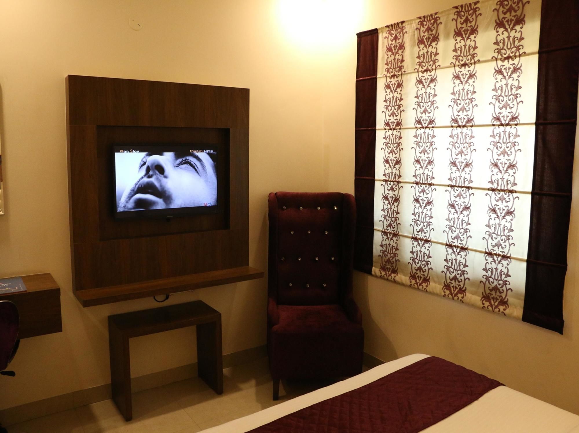 Hotel Rk Grande ルディヤーナー エクステリア 写真
